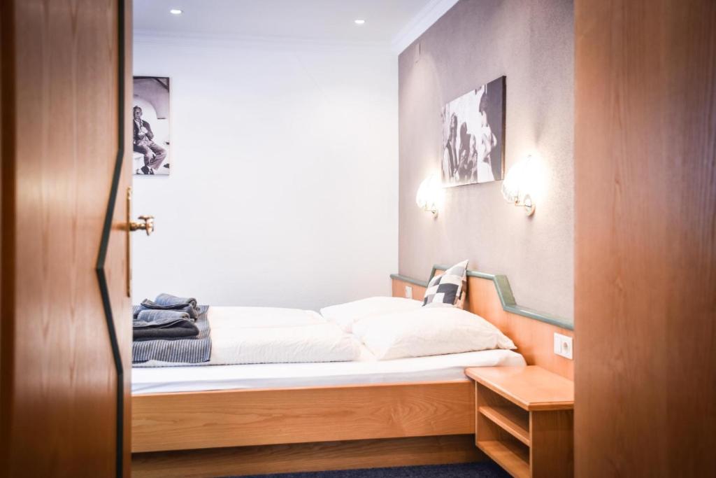 Postel nebo postele na pokoji v ubytování Berghotel Almrausch