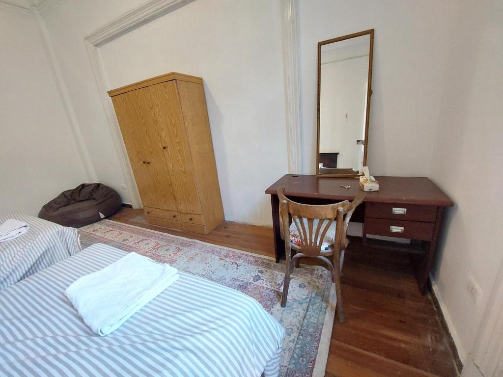Postel nebo postele na pokoji v ubytování Ahllan Hostel For Men onlyغرف خاصة للرجال فقط 仅限男士 女士不允许