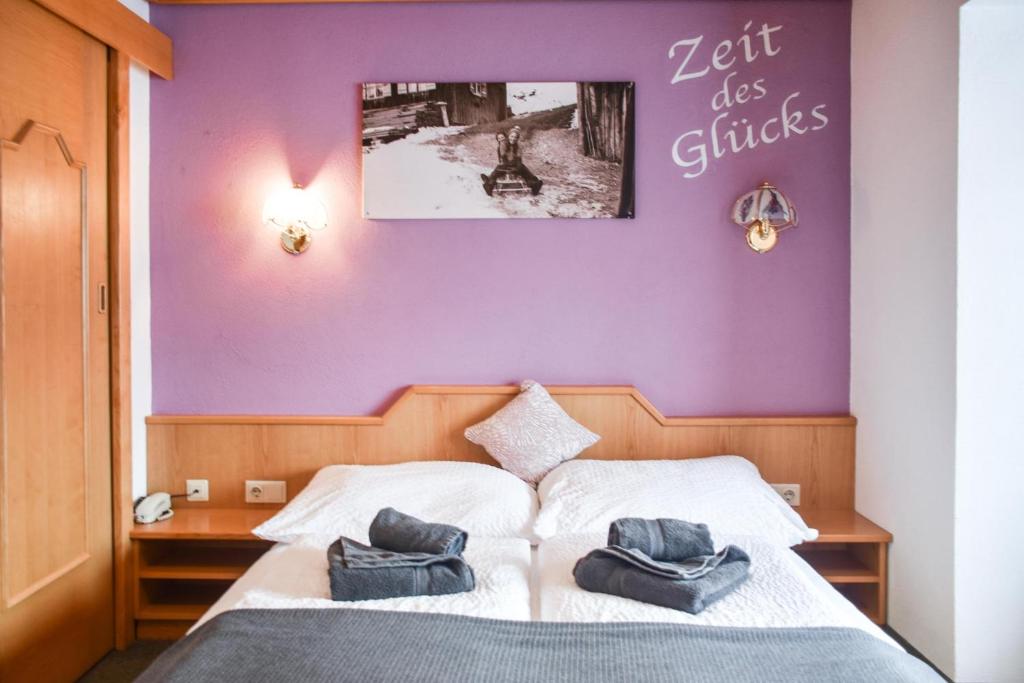 Postel nebo postele na pokoji v ubytování Berghotel Almrausch