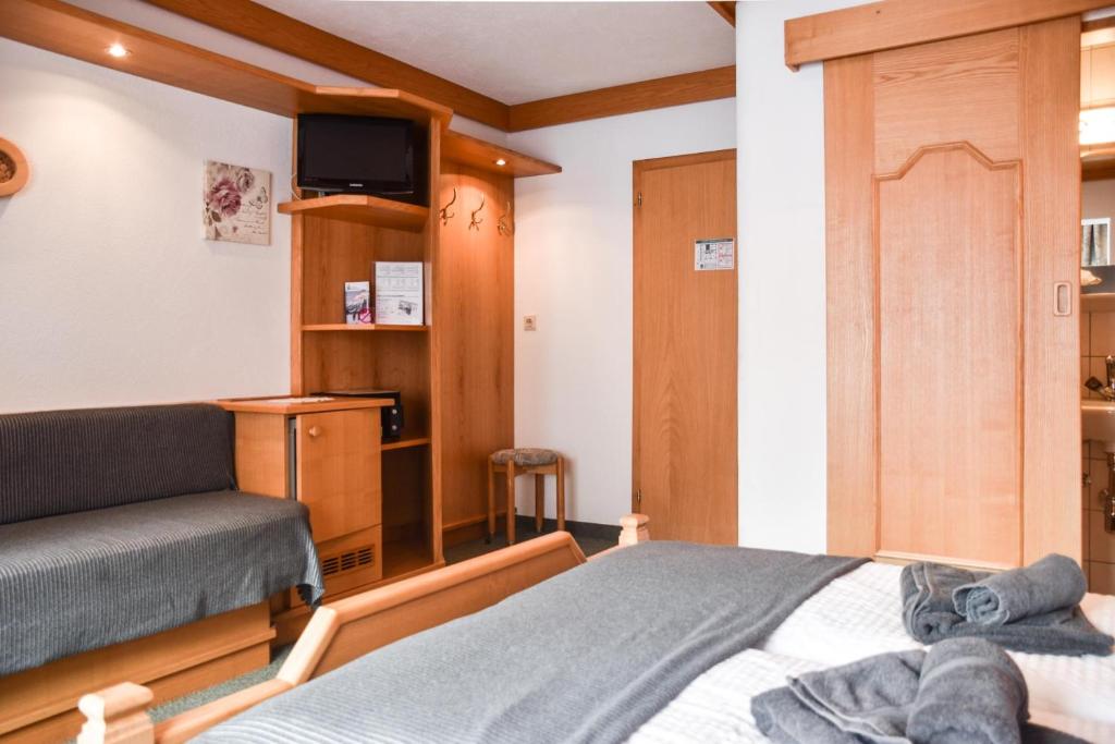 Postel nebo postele na pokoji v ubytování Berghotel Almrausch