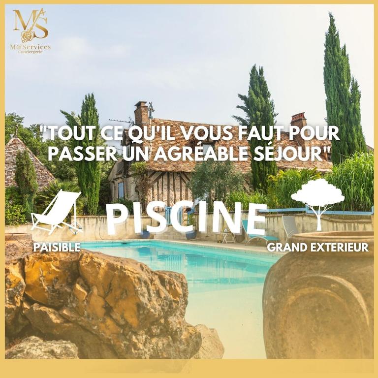 - une photo d'une piscine avec un panneau indiquant « tour goulburn » dans l'établissement Sejour grand format, 23 couchages et grande piscine, à Saint-Laurent-des-Hommes