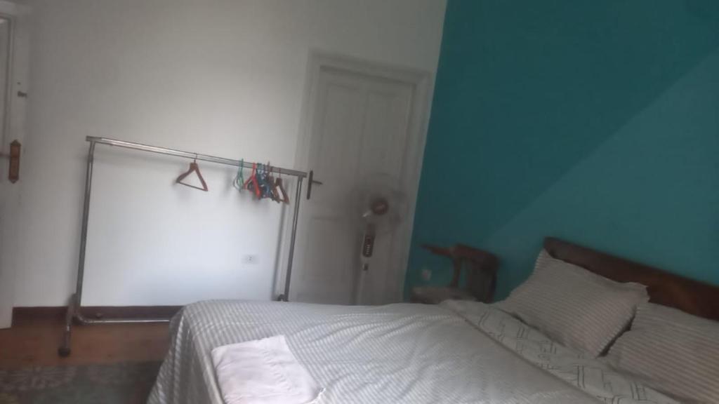 Postel nebo postele na pokoji v ubytování Ahllan Hostel For Men onlyغرف خاصة للرجال فقط 仅限男士 女士不允许