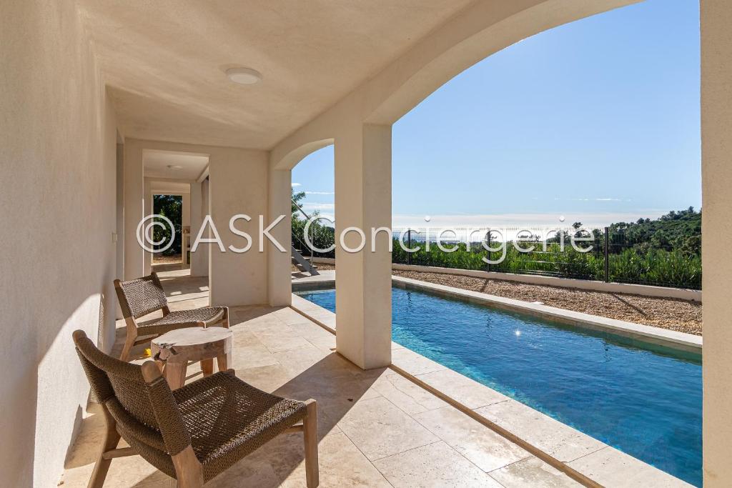 Cette villa offre une vue sur la piscine. dans l'établissement Villa G, avec piscine et vue sur mer - La croix valmer, à La Croix-Valmer