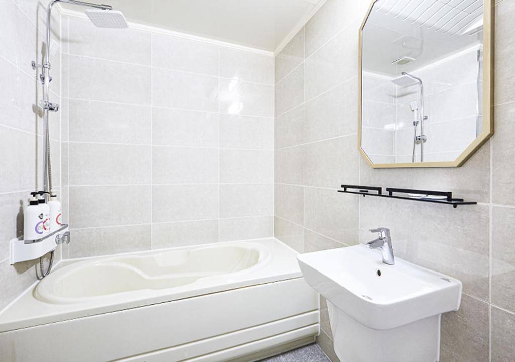 Koupelna v ubytování Regency Hotel