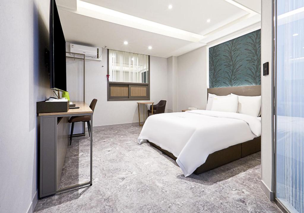 TV a/nebo společenská místnost v ubytování Regency Hotel