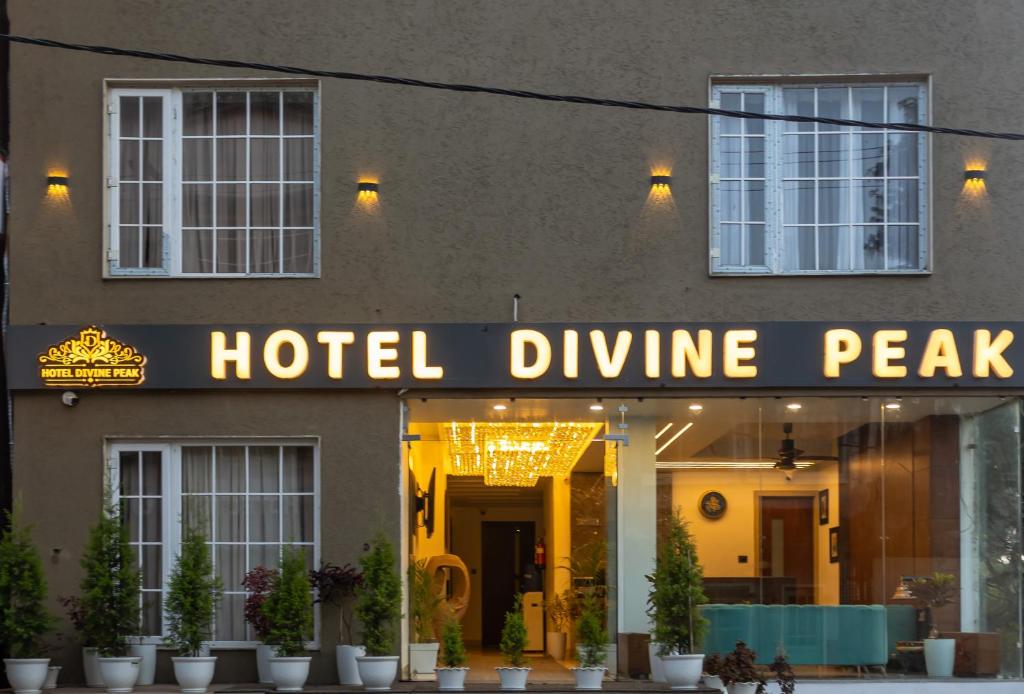 a hotel driving peak sign in front of a building at Hotel Divine Peak in Pachmarhī