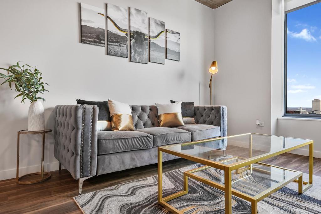een woonkamer met een bank en een glazen tafel bij Golden Luxe Suite Downtown Nashville in Nashville