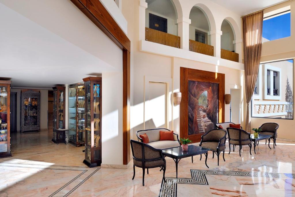 Posezení v ubytování Petra Marriott Hotel