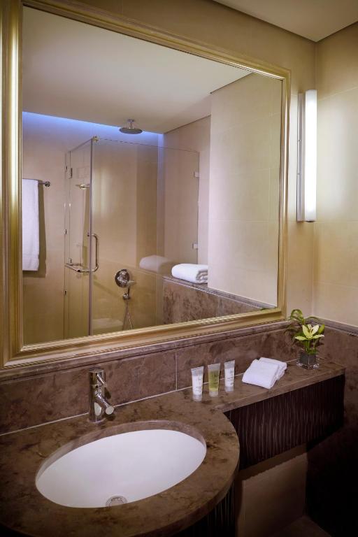Koupelna v ubytování Petra Marriott Hotel