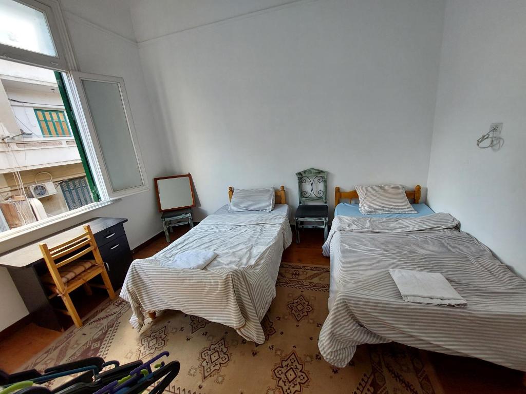 Postel nebo postele na pokoji v ubytování Ahllan Hostel For Men onlyغرف خاصة للرجال فقط 仅限男士 女士不允许