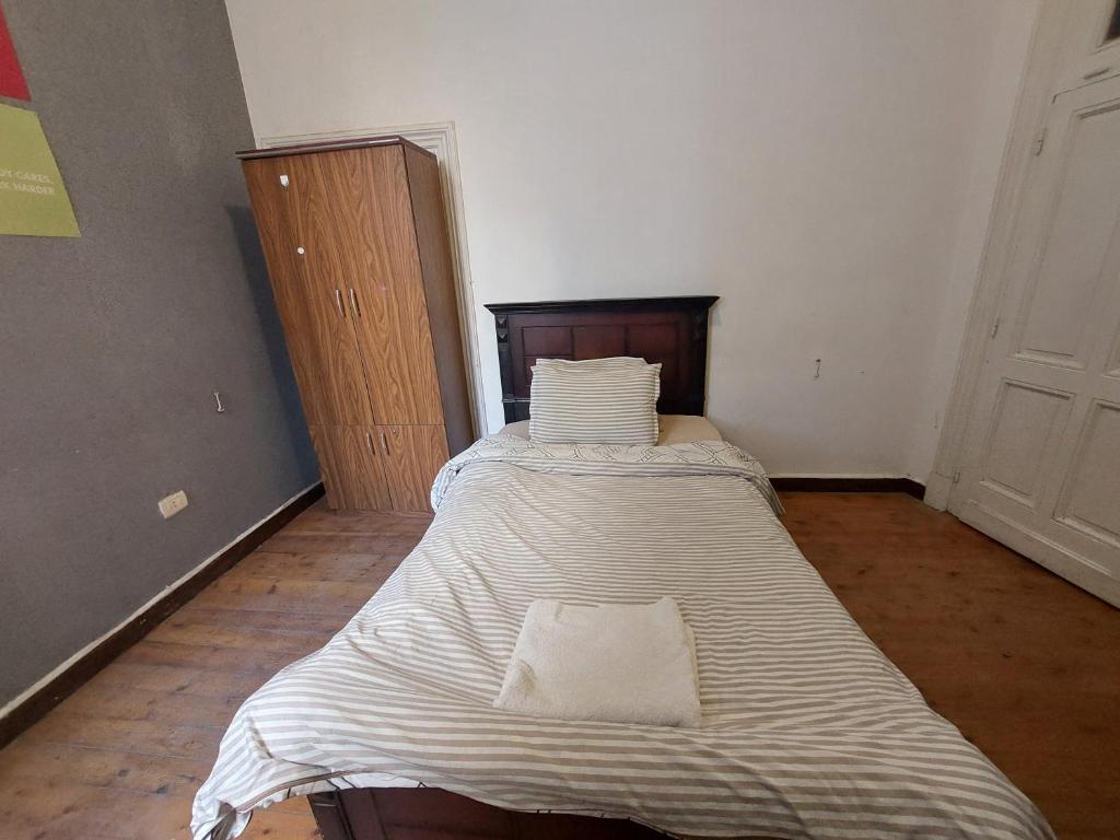 Postel nebo postele na pokoji v ubytování Ahllan Hostel For Men onlyغرف خاصة للرجال فقط 仅限男士 女士不允许