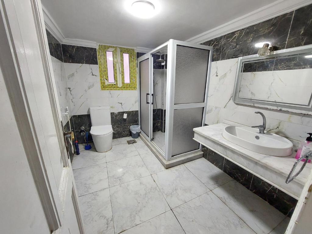 Koupelna v ubytování Ahllan Hostel For Men onlyغرف خاصة للرجال فقط 仅限男士 女士不允许