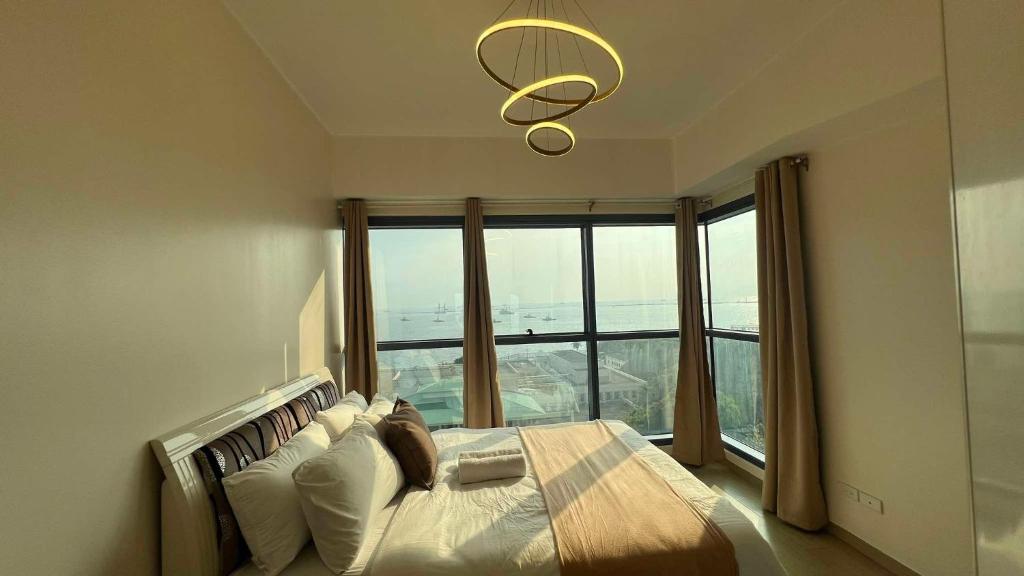 Postel nebo postele na pokoji v ubytování 2BR Grand Riviera Suites by MrSayla