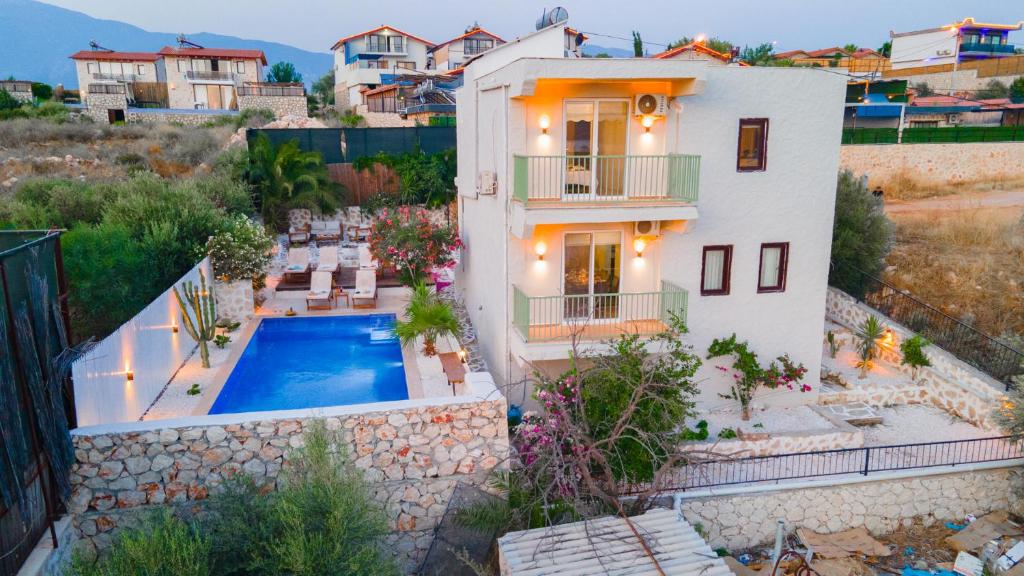 een villa met een zwembad en een huis bij Villa CANAN in Kas