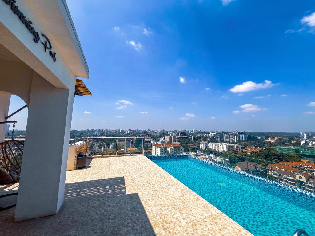 Bazén v ubytování Stone Age Nairobi --- Rooftop Pool & Lounge, Gym, Games room, Office Space nebo v jeho okolí