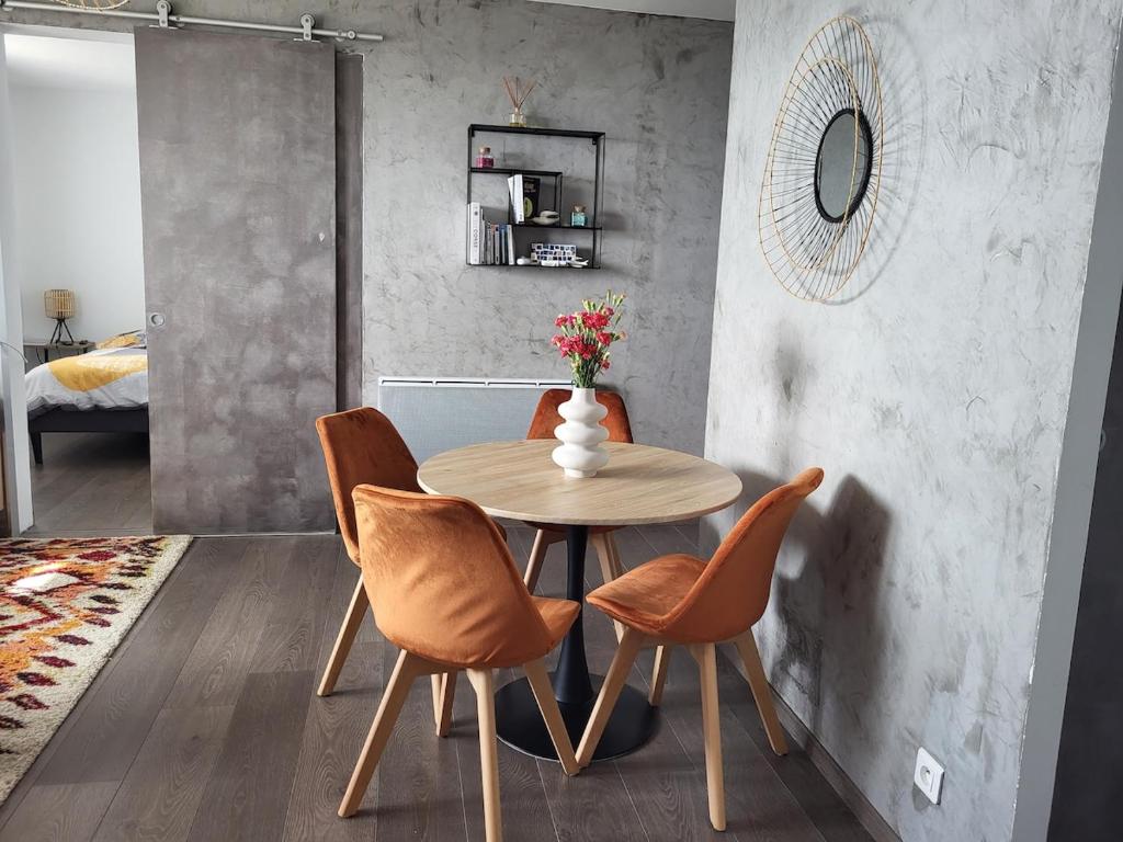 une salle à manger avec une table et des chaises dans l'établissement Charmant T2 vue mer, à Bastia