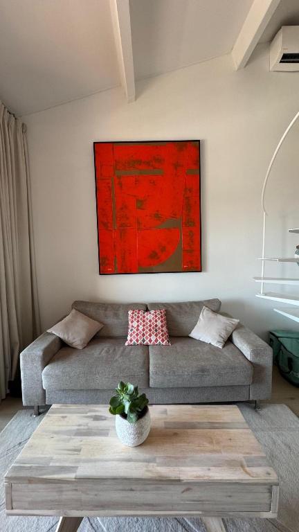 un salon avec un canapé et une table dans l'établissement Échappée belle à Port-Grimaud Appt 2 personnes, à Grimaud