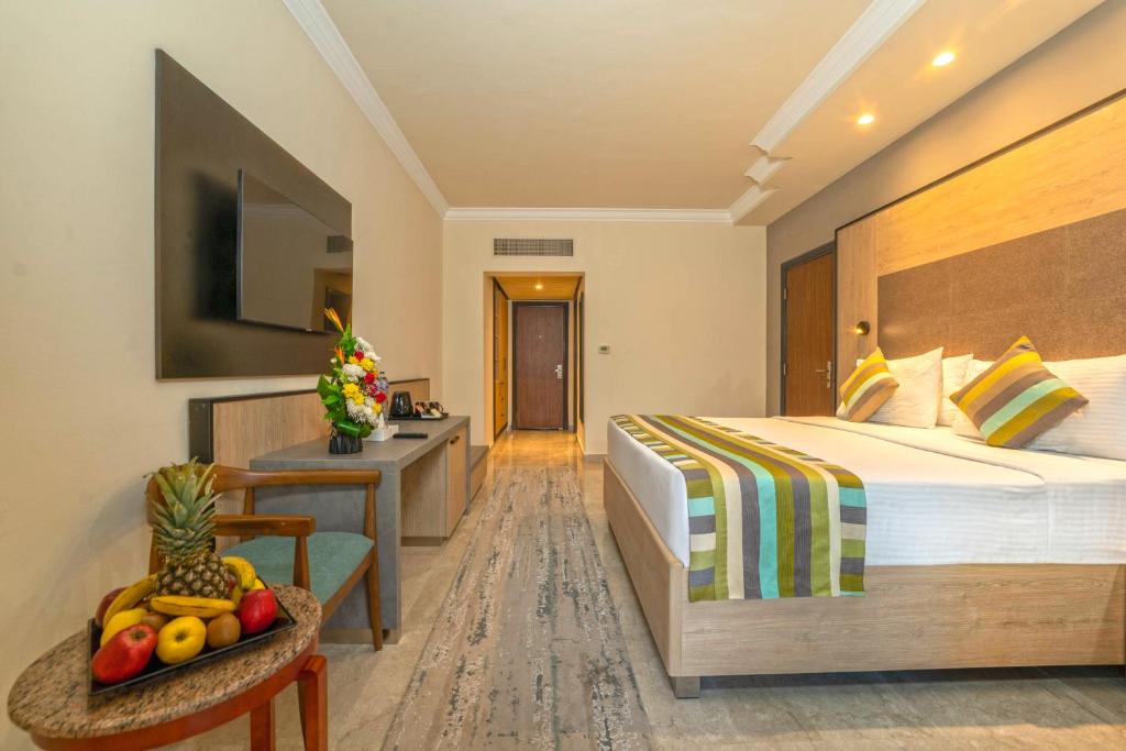 Postel nebo postele na pokoji v ubytování Xperience Kiroseiz AquaPark Premier-Naama Bay