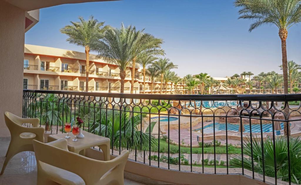 Bazén v ubytování Xperience Kiroseiz AquaPark Premier-Naama Bay nebo v jeho okolí