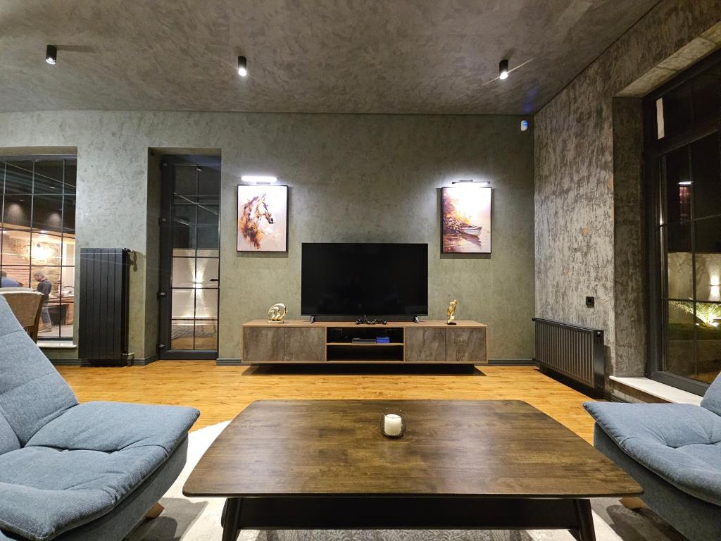 Μια τηλεόραση ή/και κέντρο ψυχαγωγίας στο Luxury Beachfront Villa with Indoor Pool & BBQ