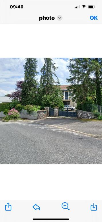 Capture d'écran d'une rue avec une maison dans l'établissement Villa LAVOU, à Royat