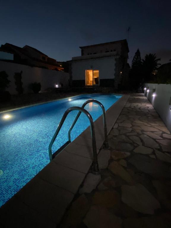 una piscina di notte con una casa di El Paraíso a Candelaria