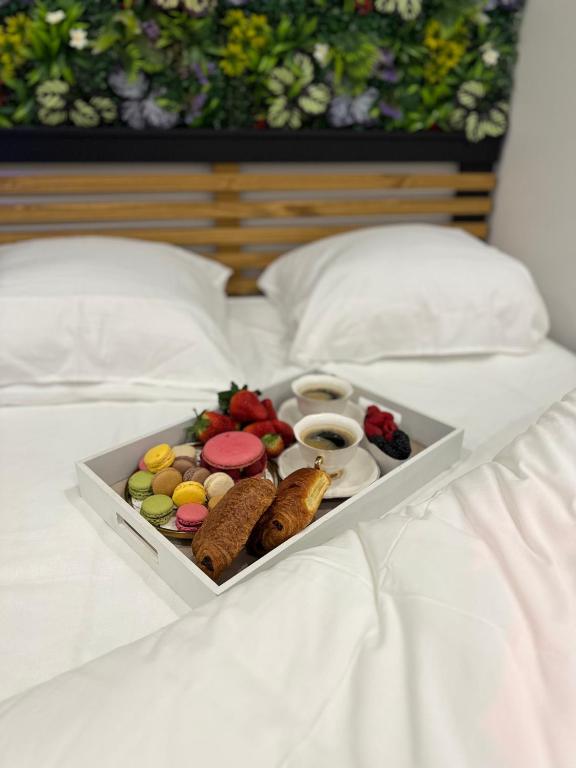 - un plateau de nourriture au-dessus du lit dans l'établissement Appartement moderne avec jacuzzi, à Lille