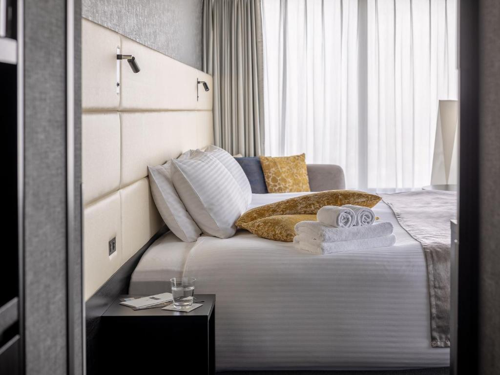 Postel nebo postele na pokoji v ubytování Mitsui Garden Hotel Nagoya Premier
