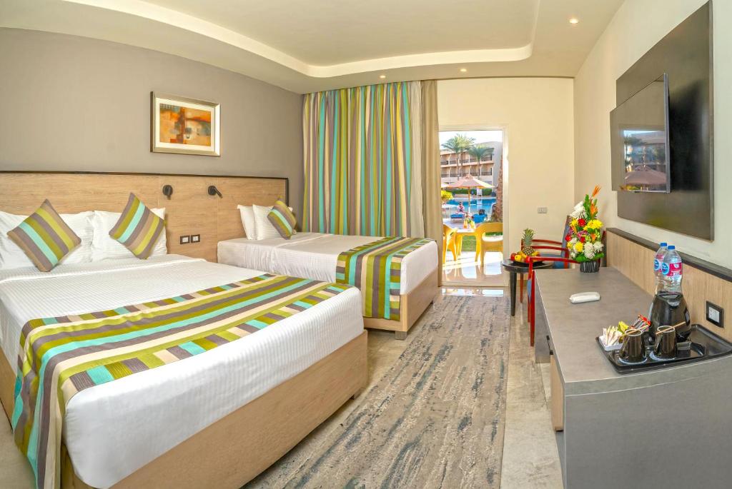 Postel nebo postele na pokoji v ubytování Xperience Kiroseiz AquaPark Premier-Naama Bay