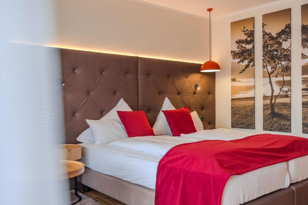 Postel nebo postele na pokoji v ubytování Hotel Haberl - Attersee