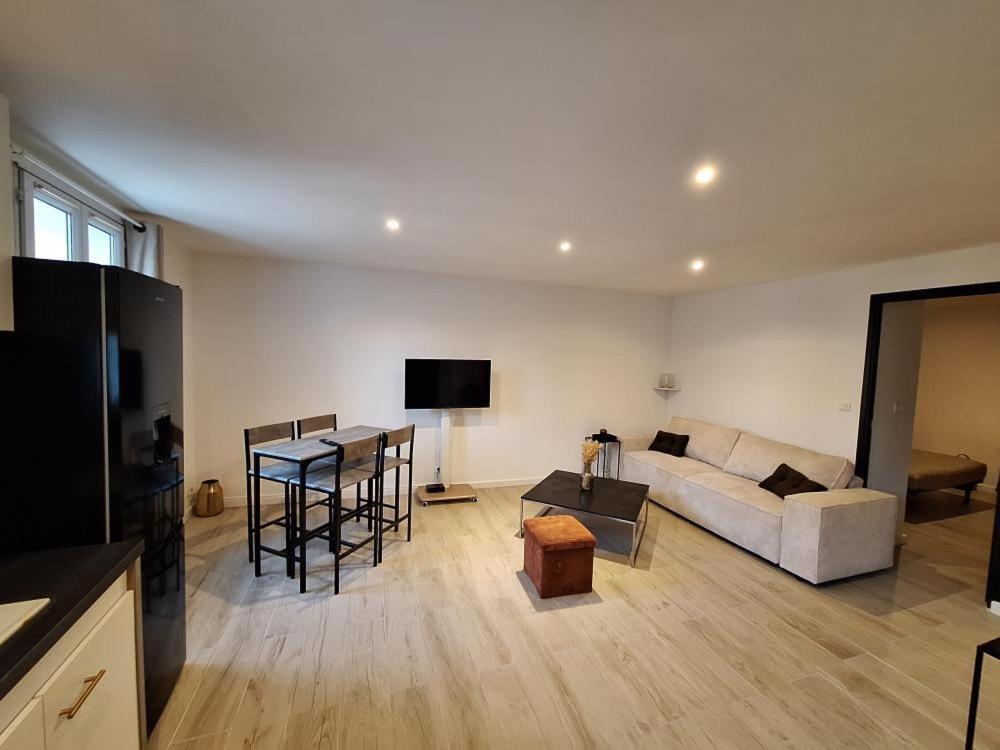 un salon avec un canapé et une table dans l'établissement Charmant appartement lumineux, à Draguignan