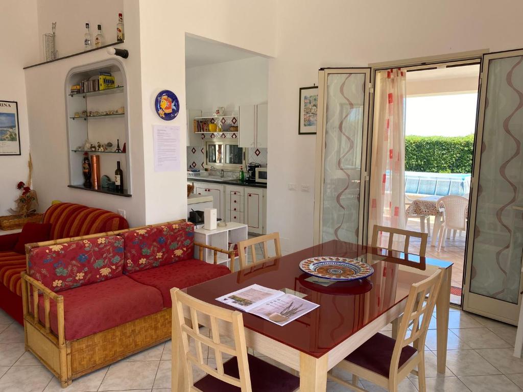un salon avec une table et un canapé dans l'établissement Villa Amos Marzamemi San Lorenzo, à Reitani