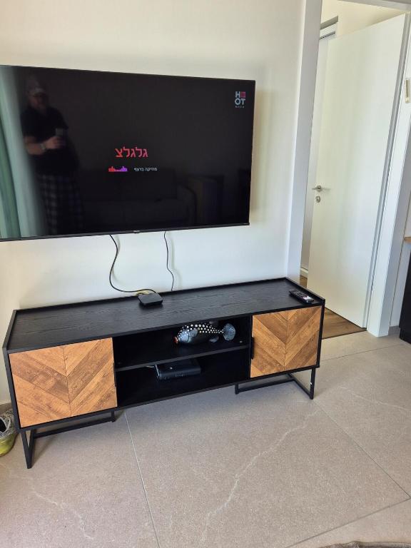 TV a/nebo společenská místnost v ubytování Ocean1 in Project 42 Eilat