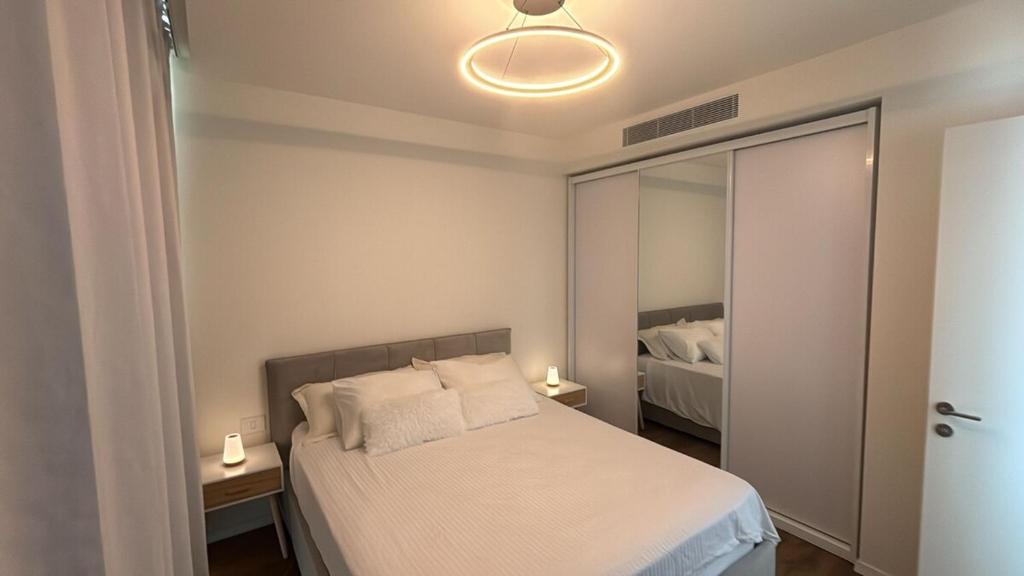 Postel nebo postele na pokoji v ubytování Ocean1 in Project 42 Eilat