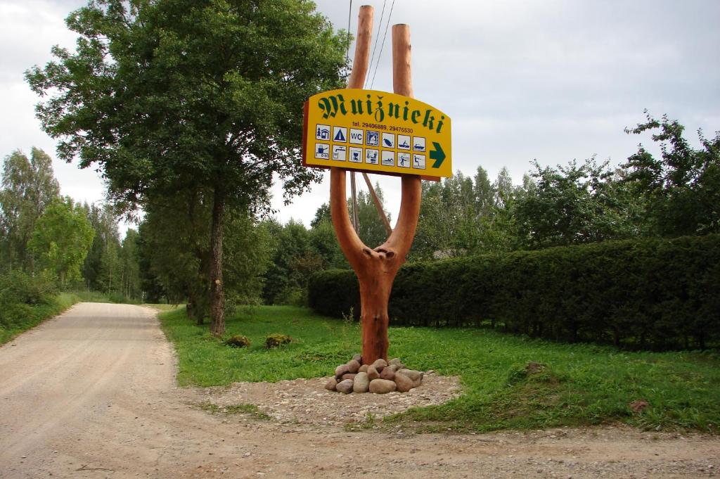 a sign in the middle of a dirt road at Muižnieki kempings in Renda