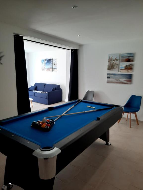- un billard dans le salon doté d'un canapé dans l'établissement Le Bâbord, à Honfleur