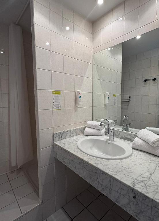 Koupelna v ubytování Cit'hôtel Le Chris'tel hôtel et restaurant