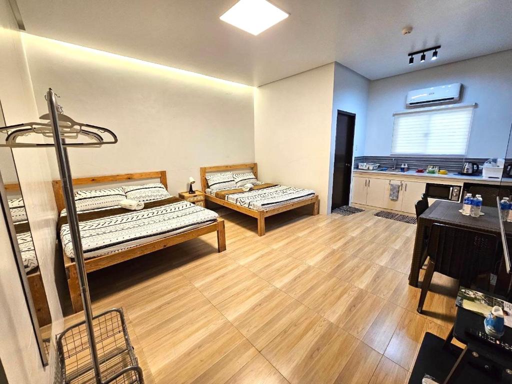 Amado's Transient Inn - Free Wide Parking Space - Chambre Deluxe Queen Avec Deux Lits Queen