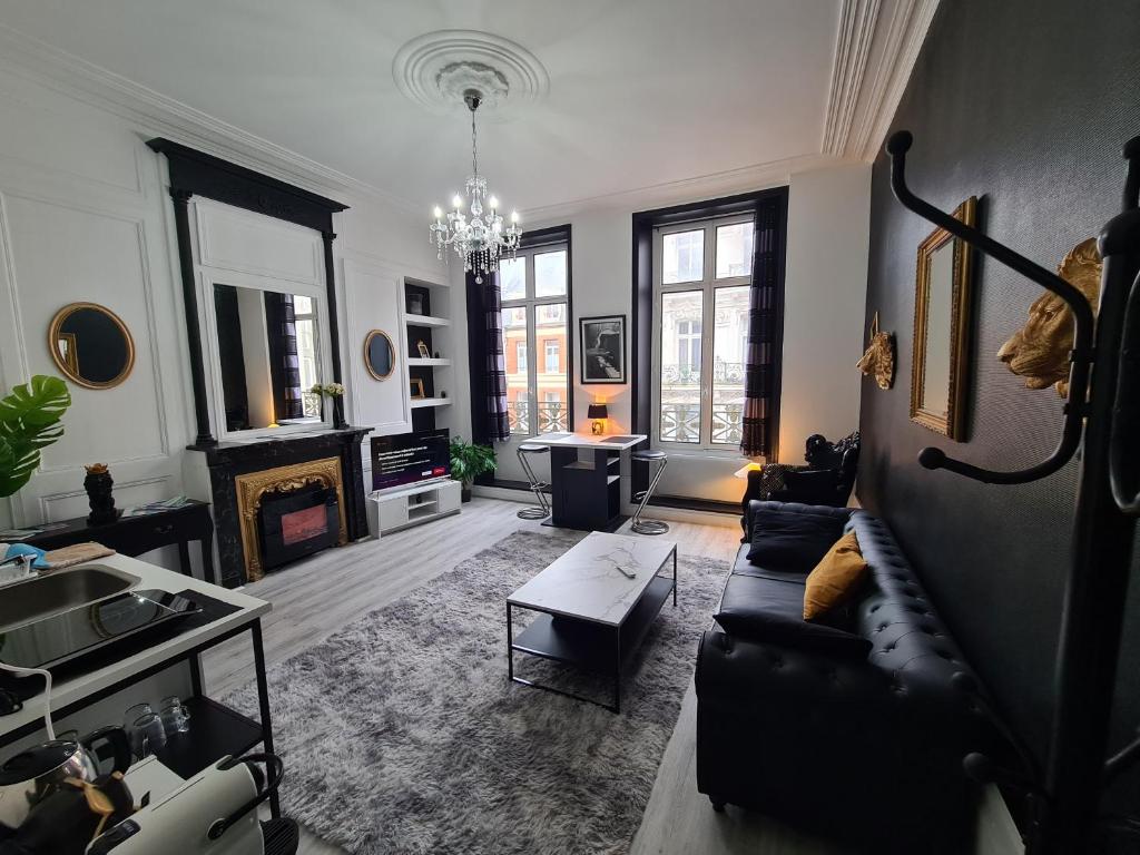 un salon avec un canapé et une cheminée dans l'établissement Suite Versailles I Luxe & Détente, à Boulogne-sur-Mer