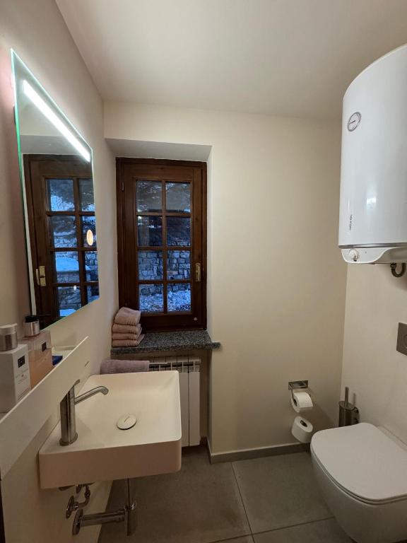 A bathroom at Ferienhaus-Chalet Breuil-Cervinia Valtournenche