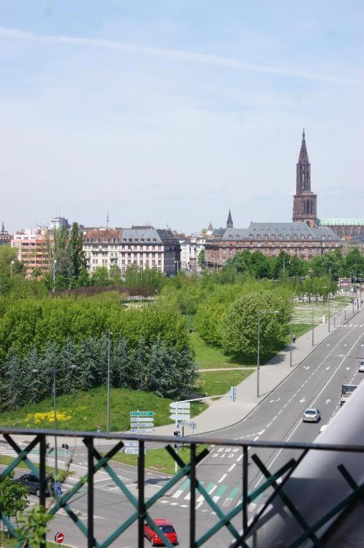 une vue sur une autoroute avec une ville en arrière-plan dans l'établissement Suite place de l'Etoile, à Strasbourg