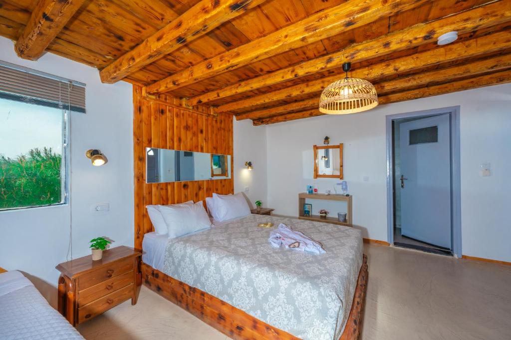 Postel nebo postele na pokoji v ubytování SantoriniNY