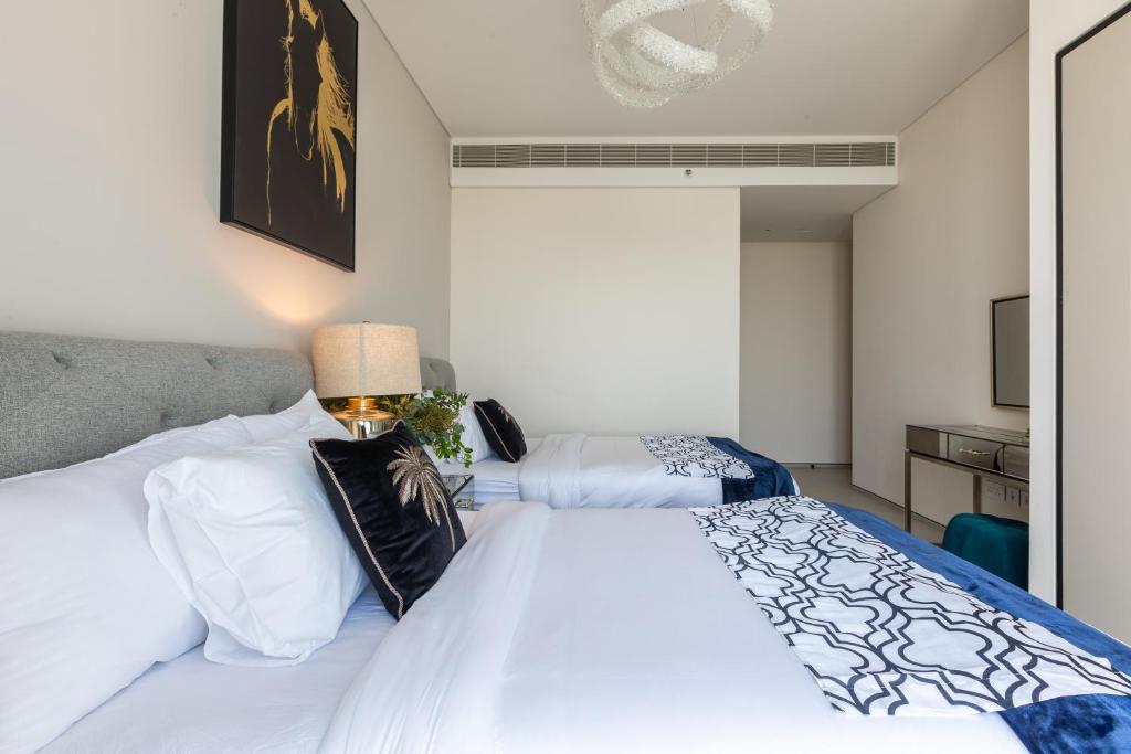 Postel nebo postele na pokoji v ubytování Elegant 2BR Apt Address Beach Resort
