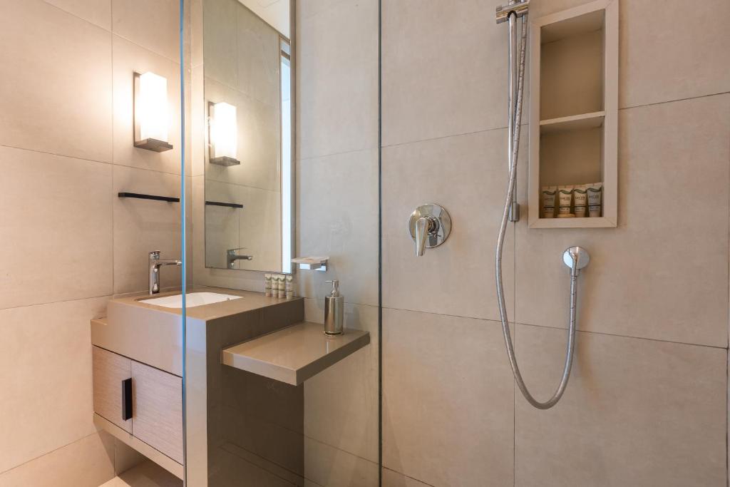 Koupelna v ubytování Elegant 2BR Apt Address Beach Resort