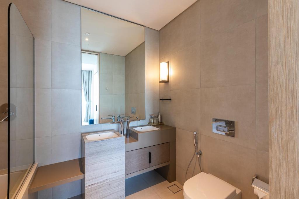 Koupelna v ubytování Elegant 2BR Apt Address Beach Resort