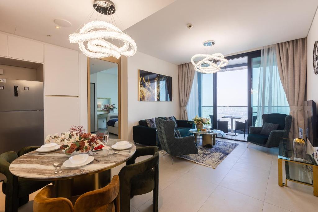 Posezení v ubytování Elegant 2BR Apt Address Beach Resort