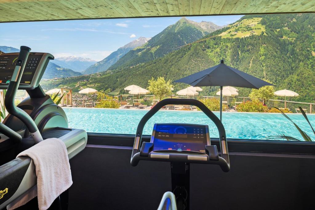 Blick auf ein Schwimmbad aus einem Zugfenster in der Unterkunft Hotel Panorama in Schenna