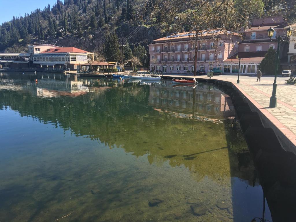 duży zbiornik wodny z budynkami i rzeką w obiekcie Hotel Kastoria in Kastoria City w mieście Kastoria