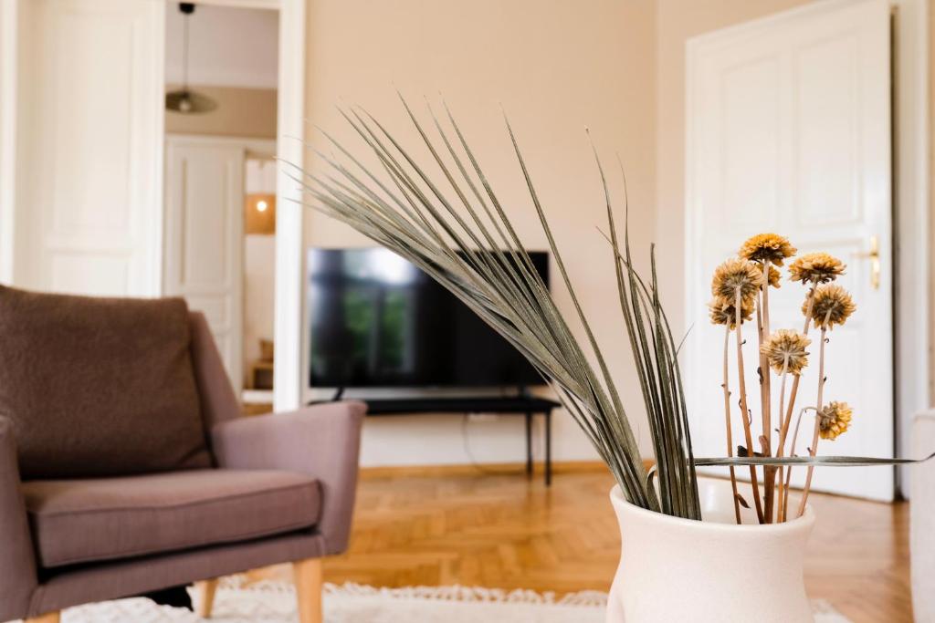 TV a/nebo společenská místnost v ubytování Altbau-Traum im Stadtzentrum - free parking