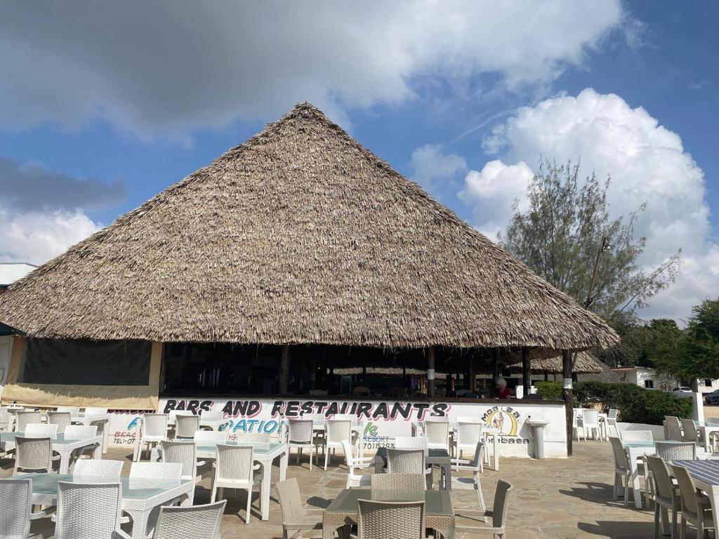 Restaurace v ubytování The Beach House by Maasai
